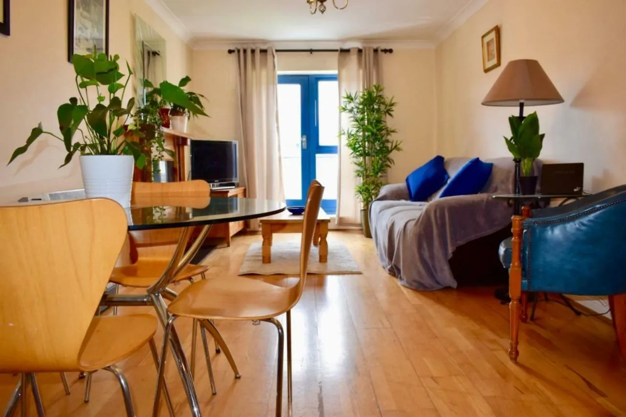 2 Bedroom Apartment Beside Merrion Square location